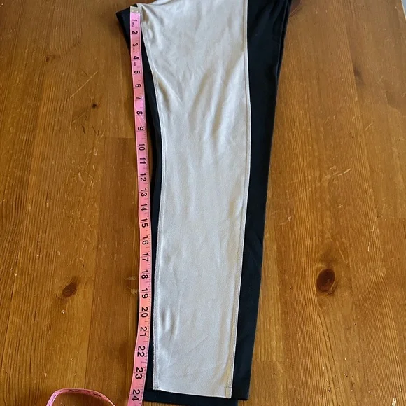 Athleta Women’s Black and Cream Leggings - Picture 8 of 12